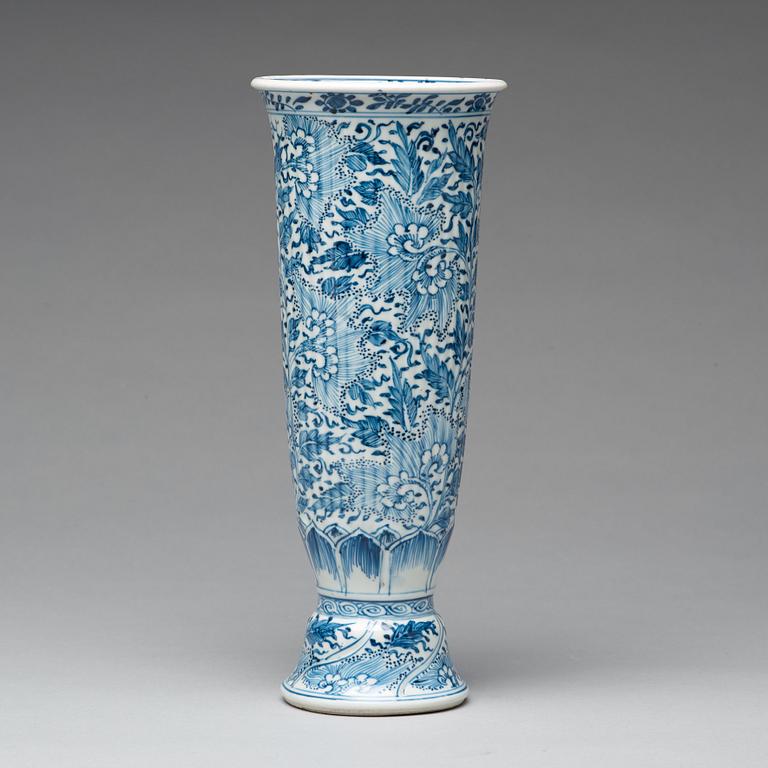 A blue and white vase, Qing dynasty, Kangxi (1662-1722).