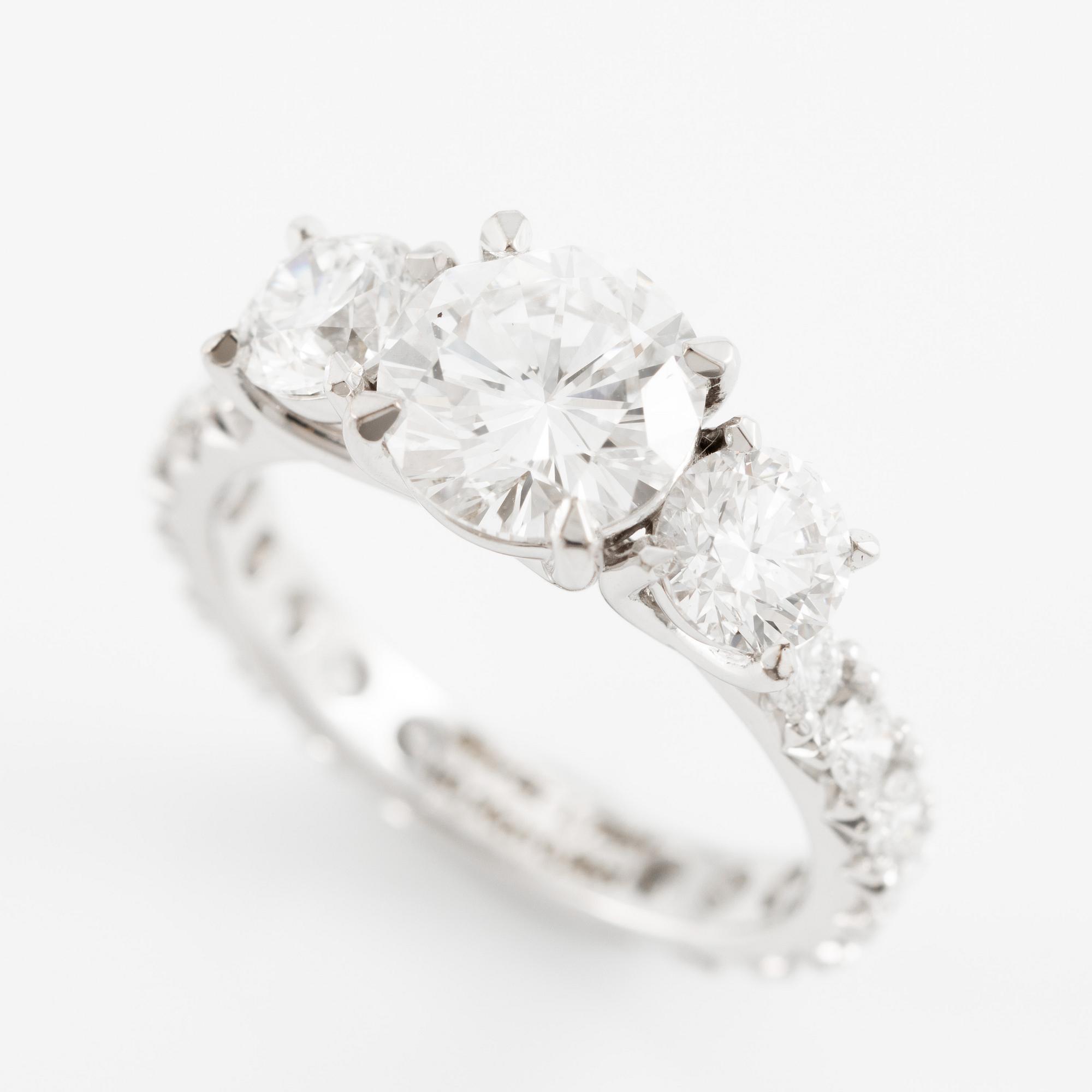 Ring, trestensring, 18K vitguld med briljantslipade diamanter.