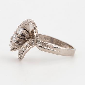 18K white gold and brilliant-cut diamonds.