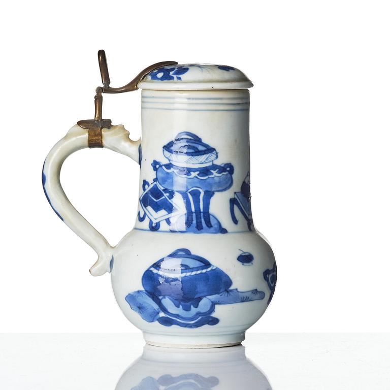Kanna med lock, porslin. Qingdynastin, Kangxi (1662-1722).