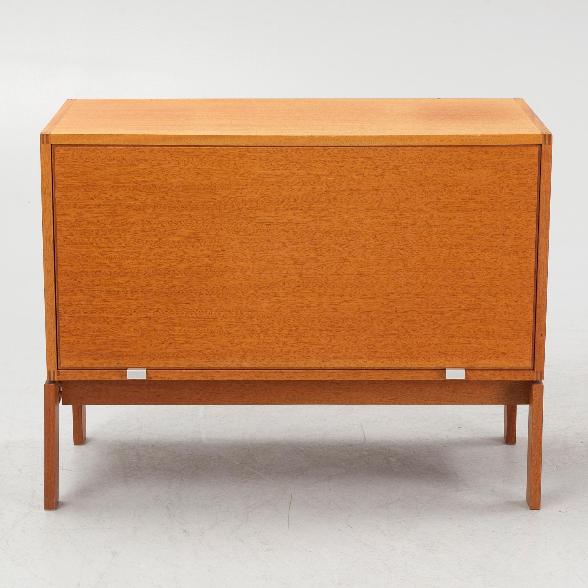 Henning Jensen and Torben Valeur, Desk with pedestal, M40 series, Fritz Hansen, second half of the 20th century.