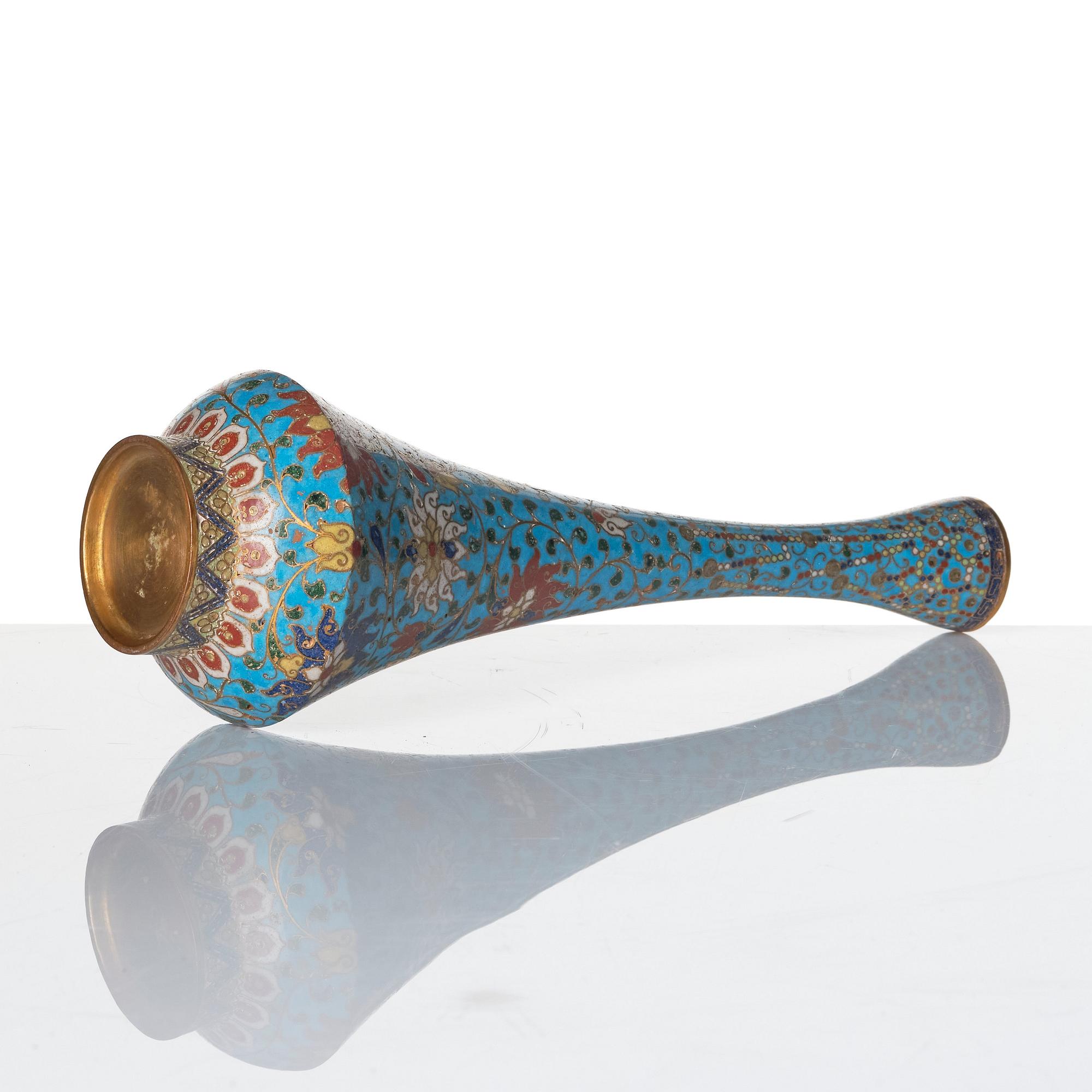 Vas, cloisonné. Sen Mingdynasti/tidig Qingdynasty.