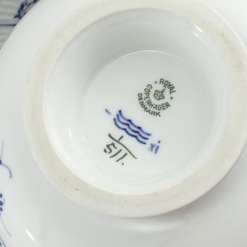 SERVISDELAR, 29 delar, porslin, "Musselmalet", Royal Copenhagen, Danmark, 1900-talets andra hälft.
