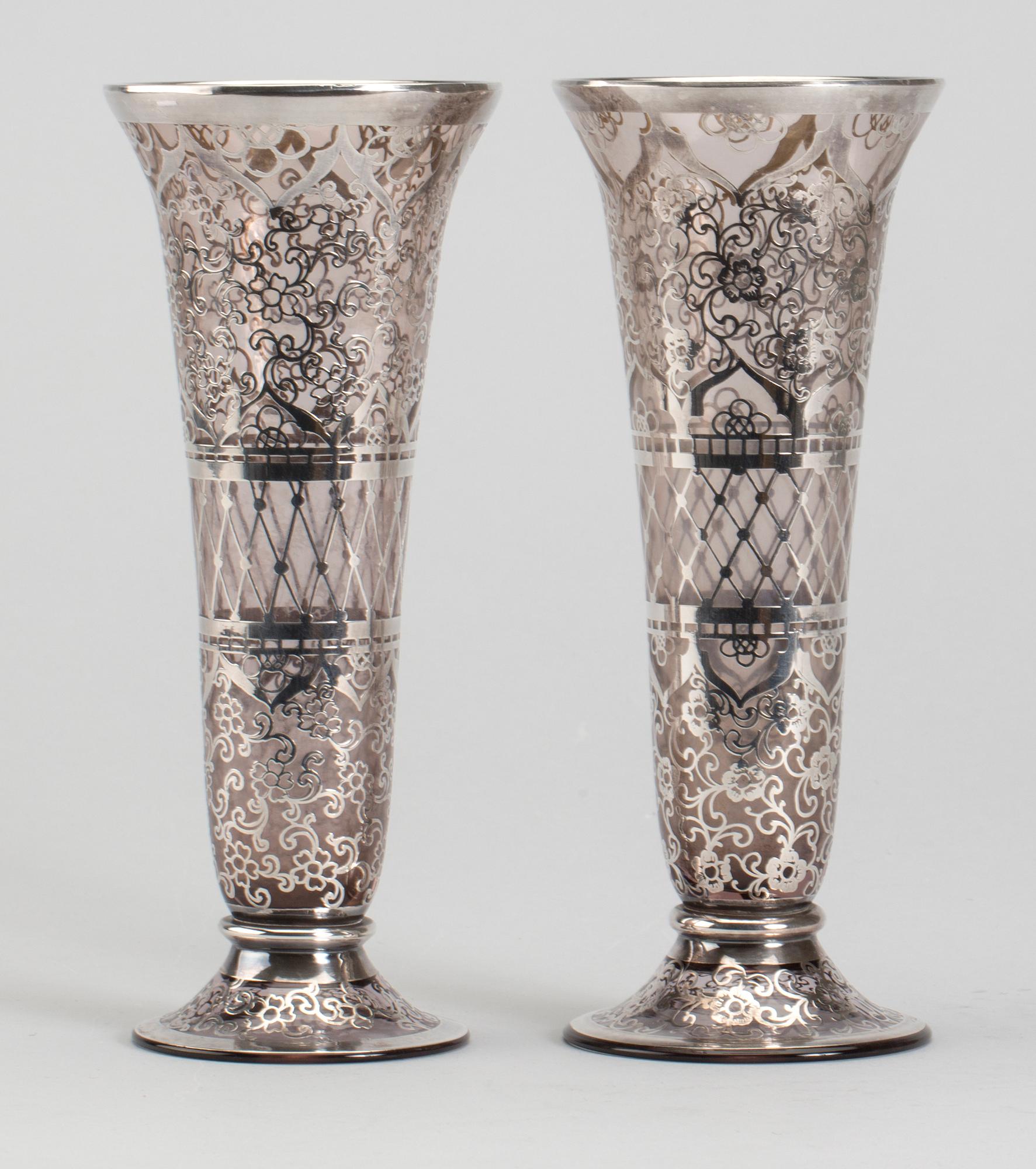 VASER, ett par, glas, med dekor i sterlingsilver, 1900-tal.
