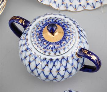 TE- samt KAFFESERVIS, 34 delar, porslin, "Cobalt Net" Lomonosov, Made in USSR, 1900-talets andra hälft.