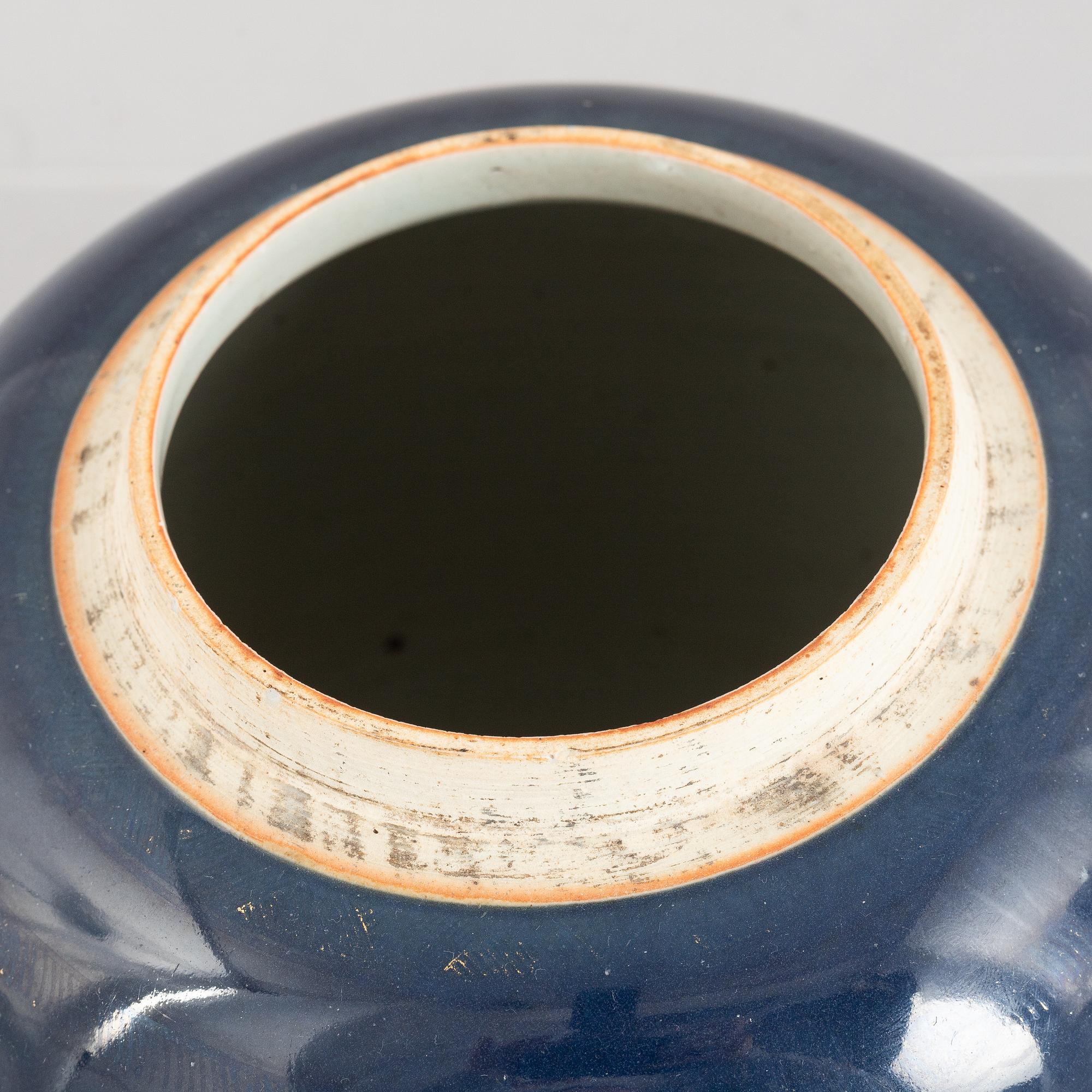 A powder blue pot, Qing dynasty, 18th century.
