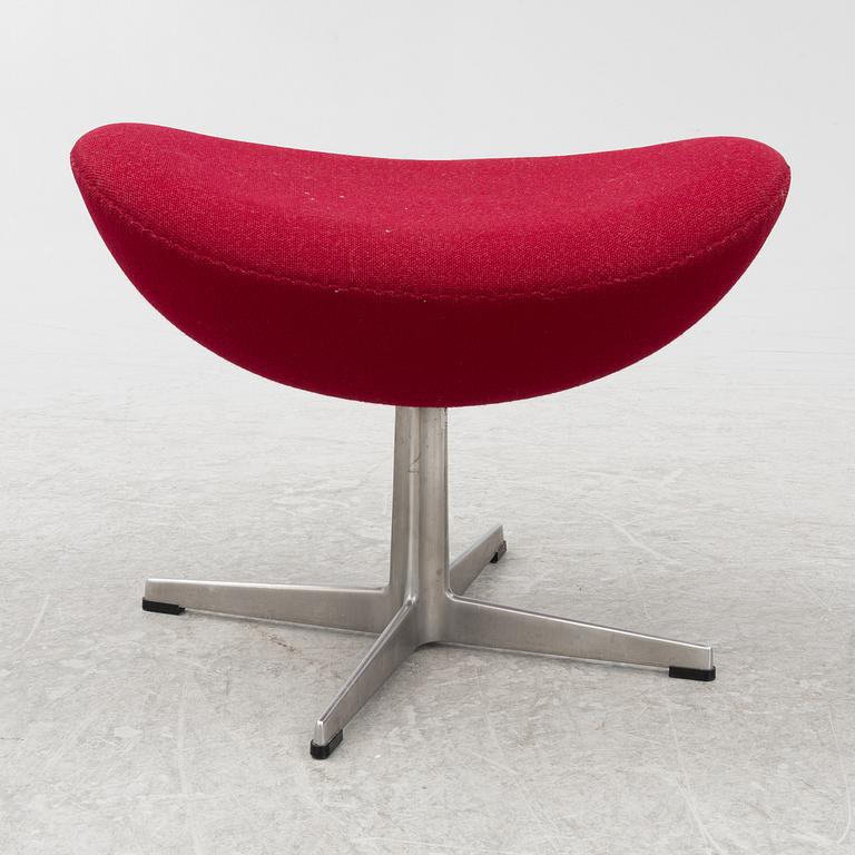 Arne Jacobsen, an armchair with footstool, "The Egg", Fritz Hansen, Danmark, 2000.
