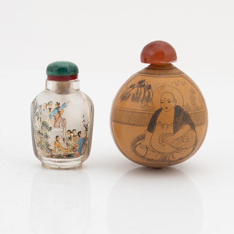 Two Chinese snuff bottles with stoppers, 20th Century.