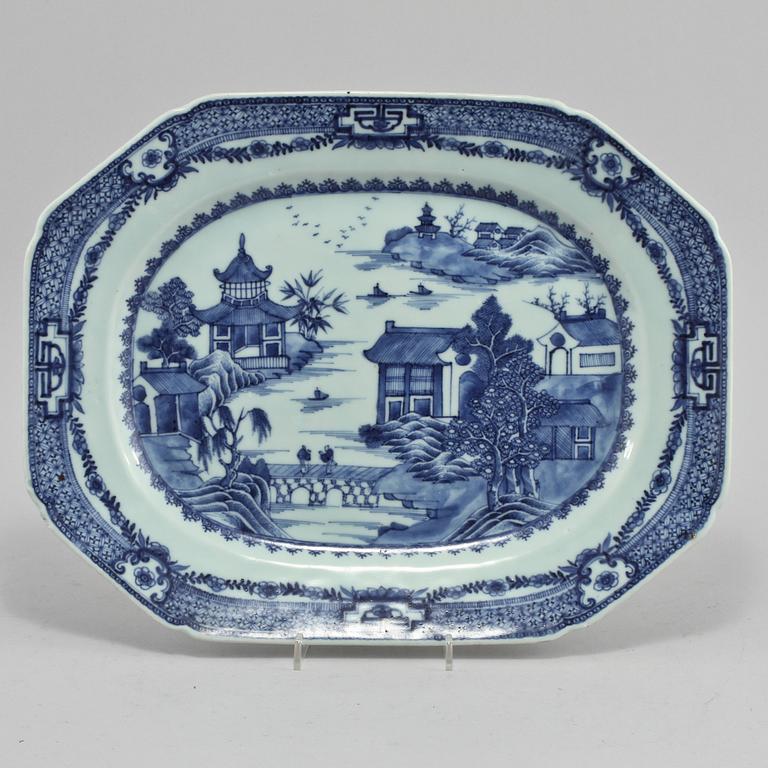 UPPLÄGGSFAT, Porslin, Kina, 1700-tal.