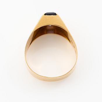 Ring 18K gold with purple stones.