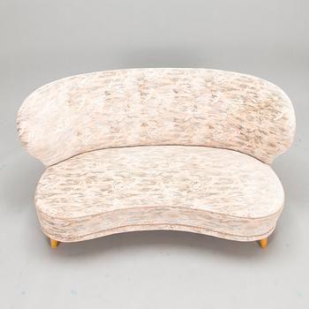 A mid-20th-century  sofa.