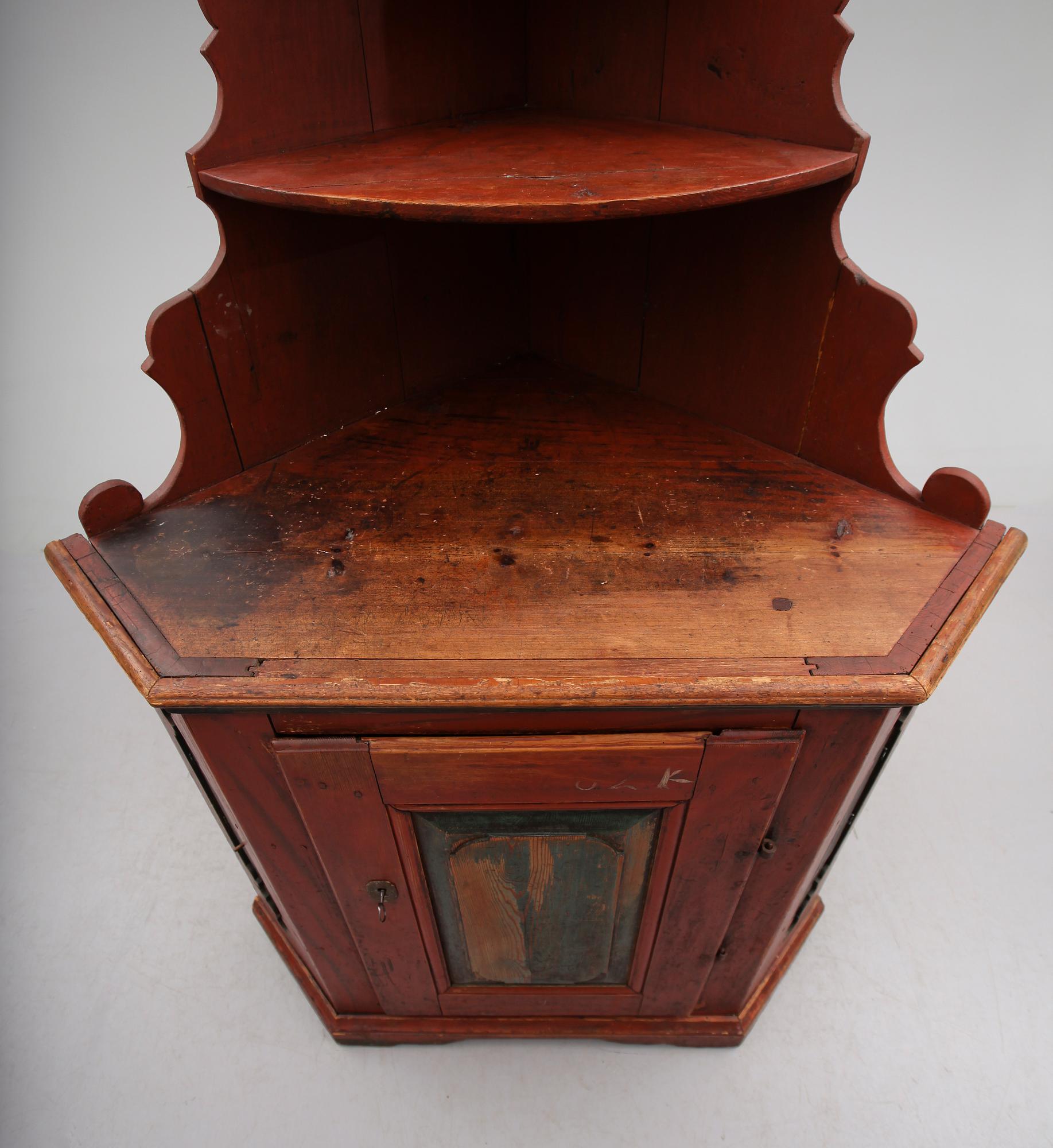 HÖRNSKÅP, allmoge, 1700-/1800-tal.