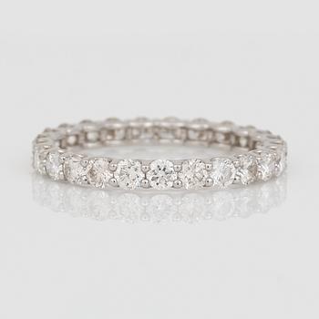 ALLIANSRING, 18K vitguld med briljantslipade diamanter, tot ca 1,65 ct. Total vikt ca 1,58 g.