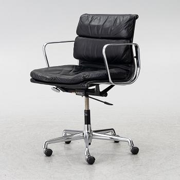 Charles & Ray Eames, a "Soft Pad" swiveling desk chair model EA217, Vitra.