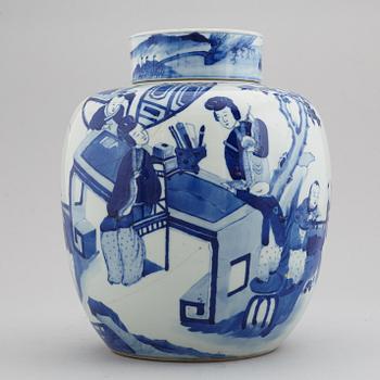 A large blue and white jar, Qing dynasty, 19th Century.