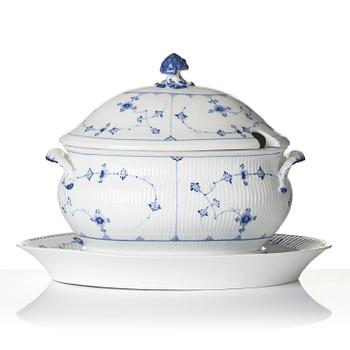 Terrin med lock och fat, porslin. Royal Copenhagen, "Musselmalet", Danmark, 1800-tal.