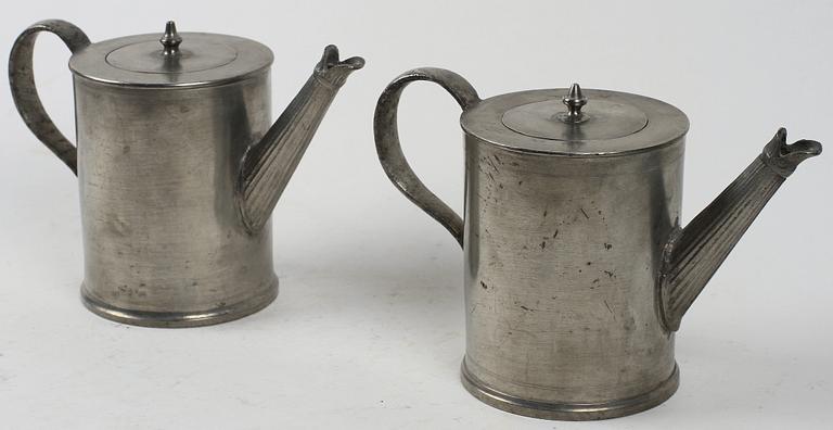 KAFFEKANNOR, ett par, tenn, en stämplad Jacob Lemon, Stockholm 1814.