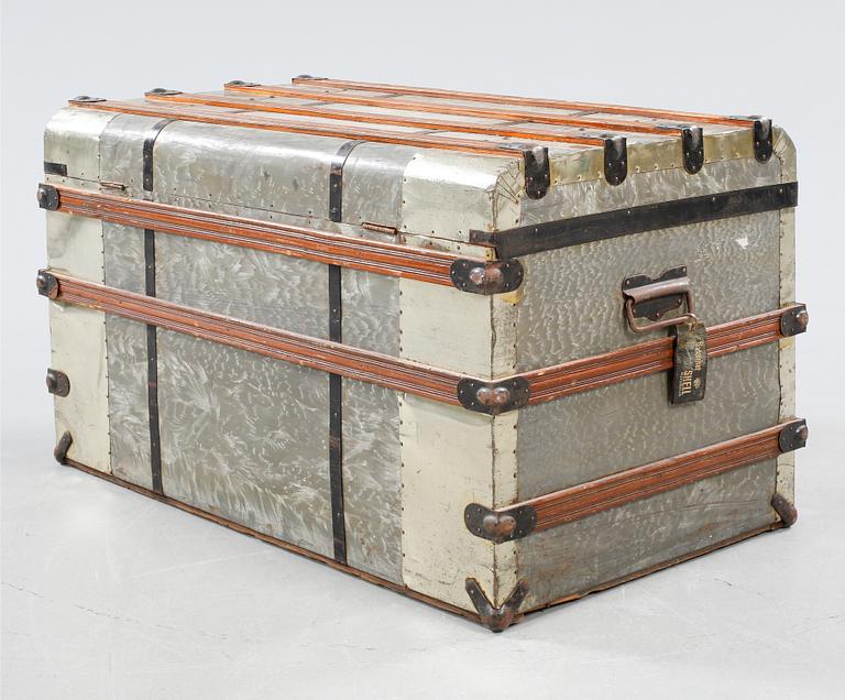 A trunk, so called American trunk, made in the first half of the 20th century.