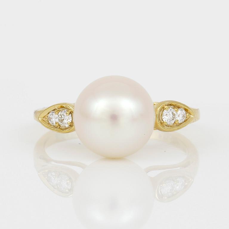 RING, 14K guld med odlade saltvatten pärla och små diamanter tot ca 0,10 ct. Vikt ca 3,34 g.