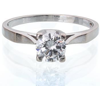 RING, 18K vitguld med briljantslipad diamant, enligt certifikar 1.01 ct. Otydliga stämplar.