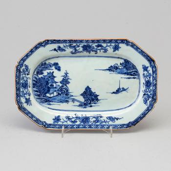 A blue and white export porcelain dish, Qing dynasty, Qianlong (1736-95).