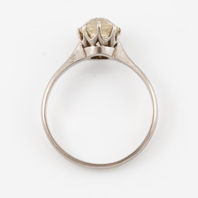 Ring 18K white gold with an old-cut diamond.