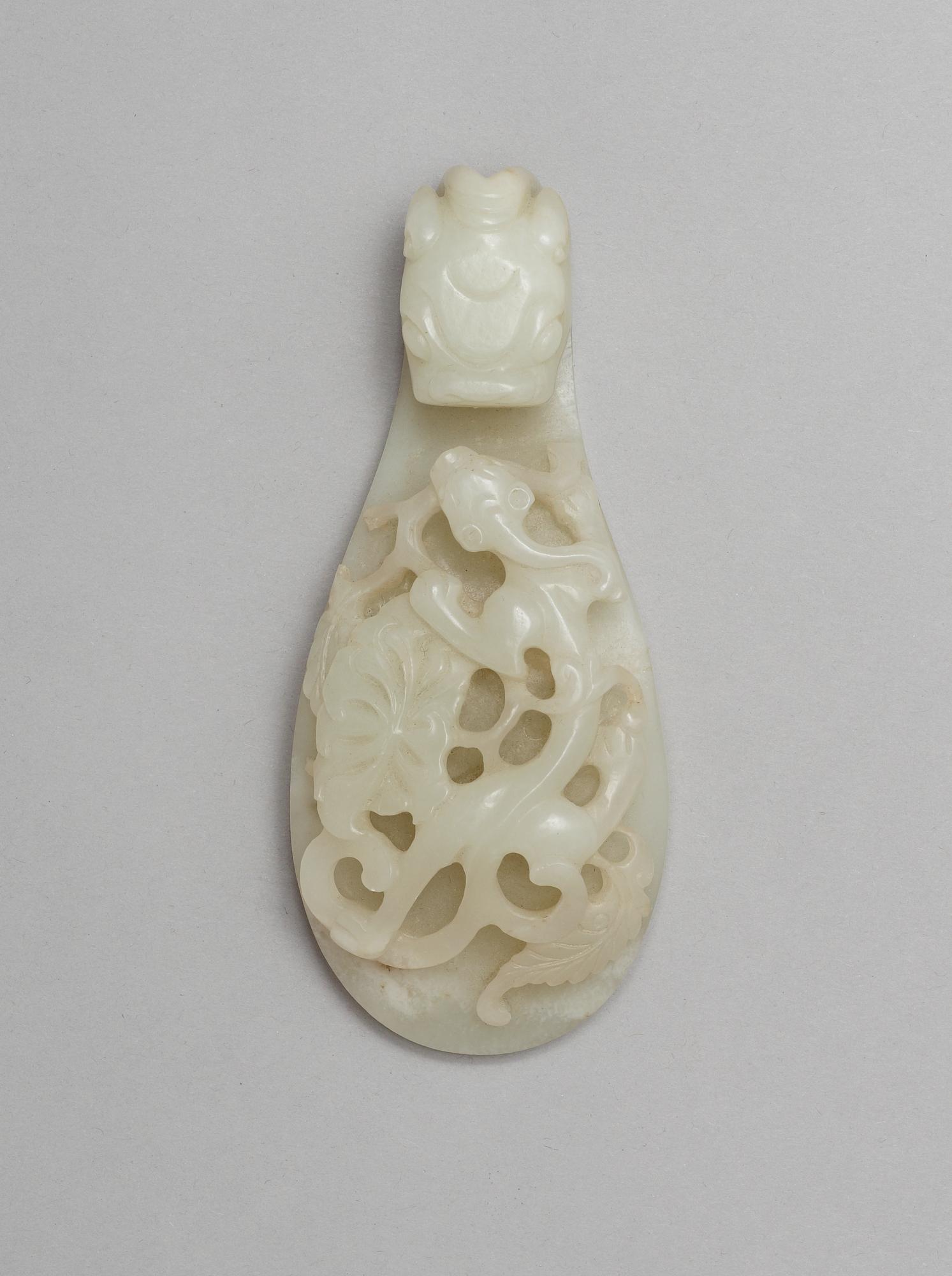 A pale green nephrite garment hook, Qing dynasty.