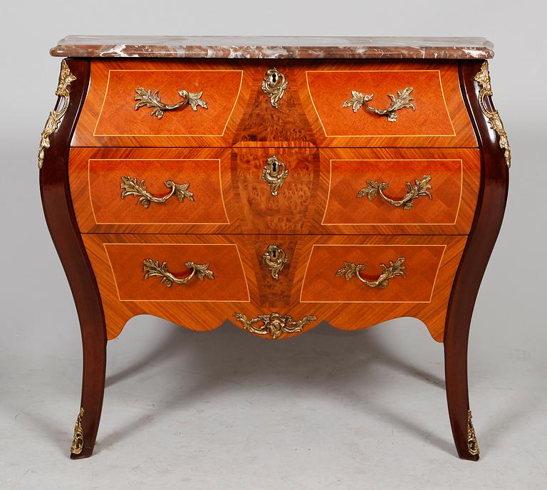 BYRÅ, rokokostil, 1900-talets andra hälft.