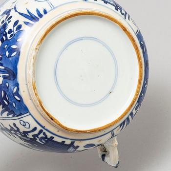 A blue and white ecuelle/bowl, Qing dynasty, Kangxi (1662-1722).