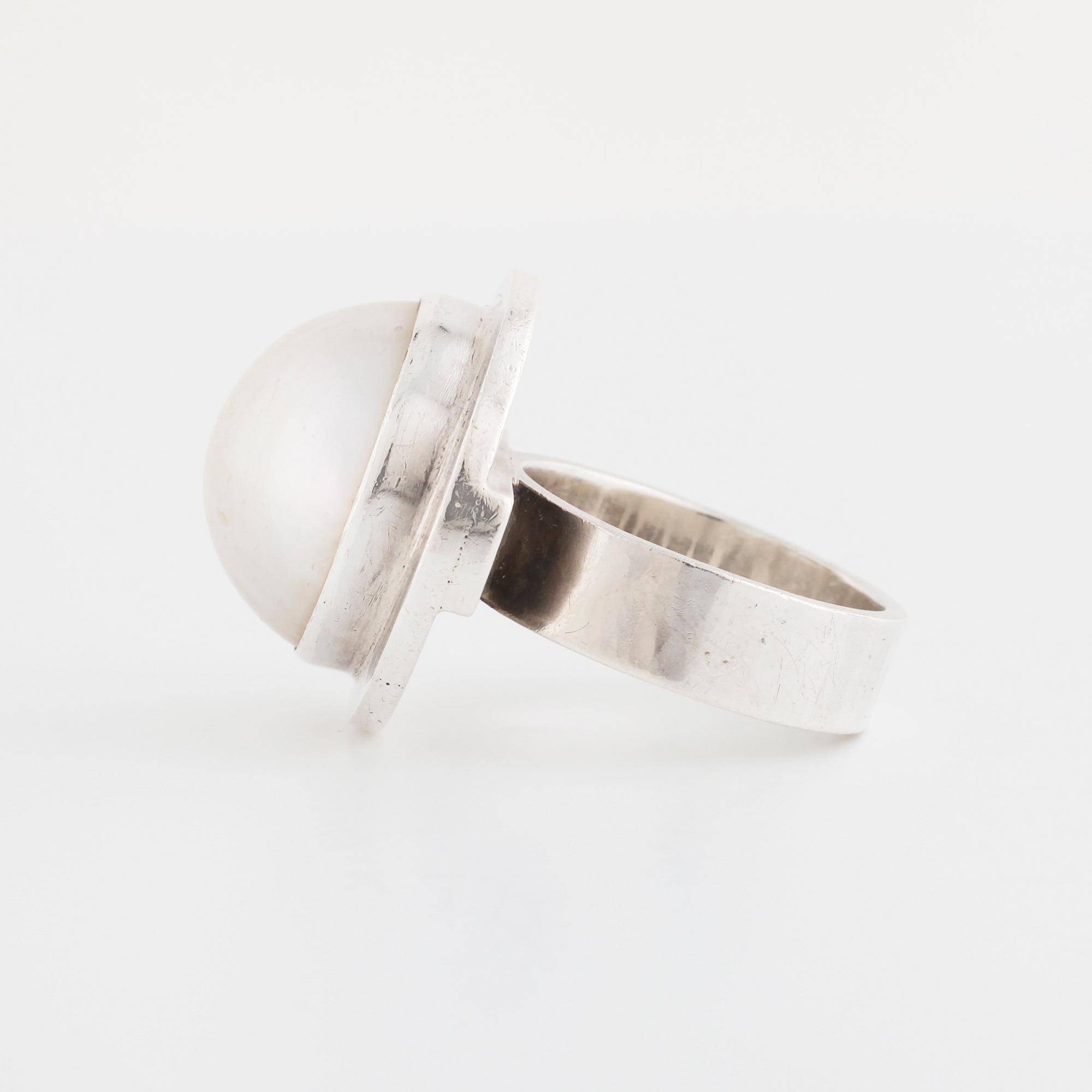 CECILIA JOHANSSON, Göteborg, 1985, ring med mabé pärla.