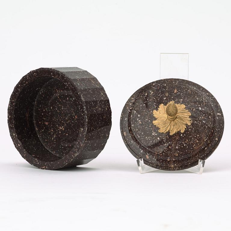 SMÖRASK MED LOCK, empire, 1800-talets första hälft.