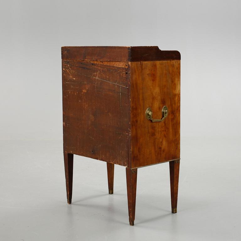 POTTSKÅP, sengustavianskt stockholmsarbete. Signerat Foltiern.