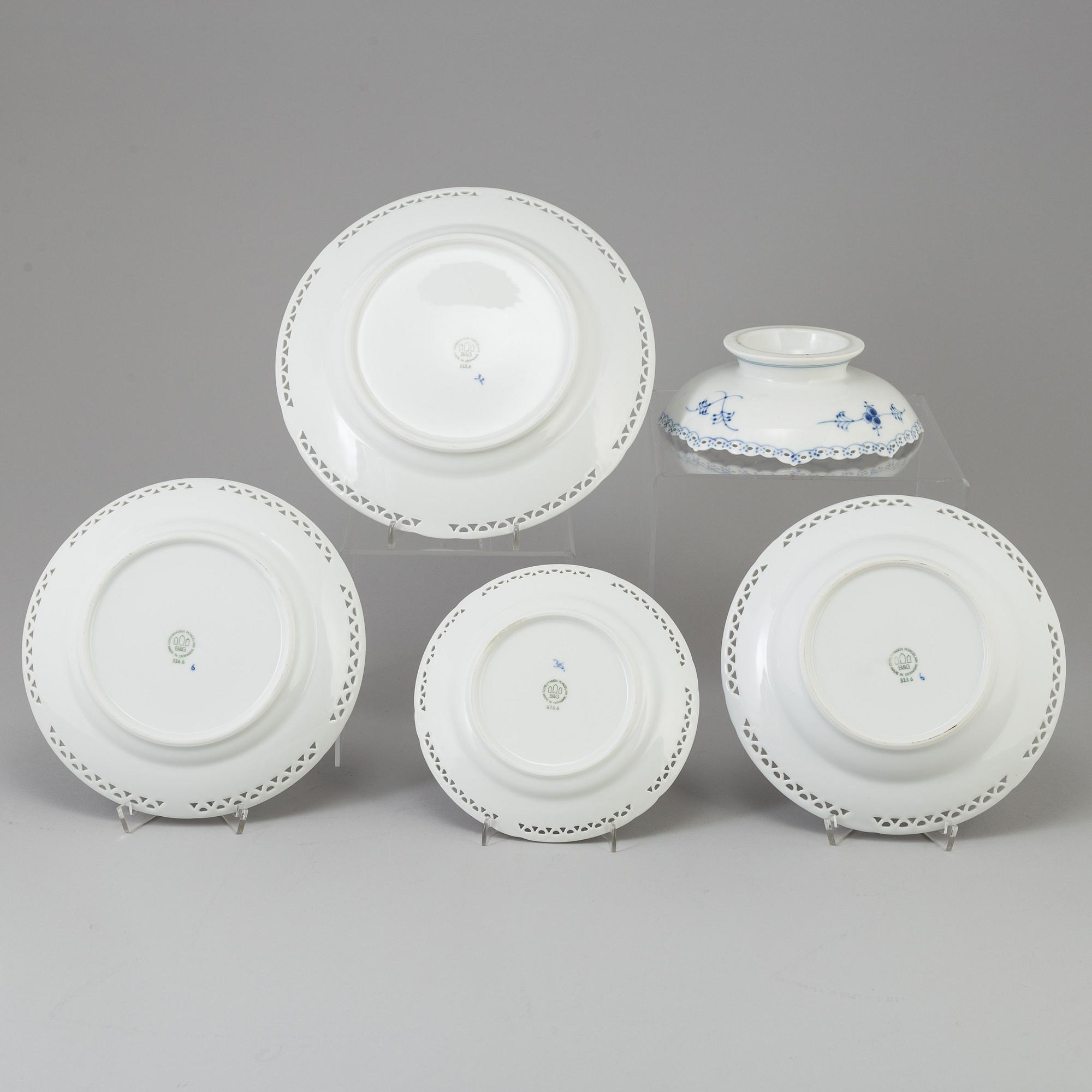 A set of 50 pieces Bing & Grøndahl 'Musselmalet' porcelain tableware.