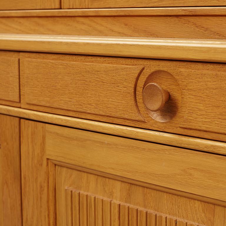 Carl Malmsten, vitrinskåp, "Herrgården", Åfors Möbelfabrik.