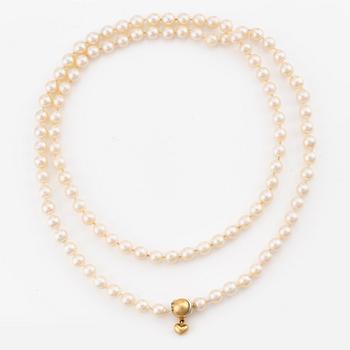 Ole Lynggaard necklace with cultured pearls, clasp and pendant in 18K and 14K gold, and round brilliant-cut diamonds.