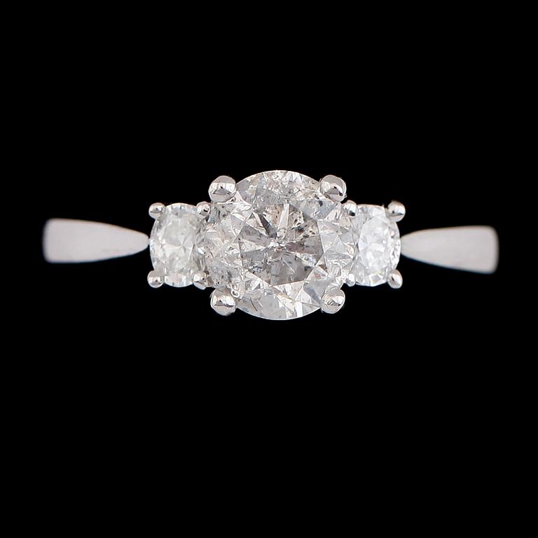 RING, 18K vitguld, briljantslipade diamanter tot ca 1.20 ct. Vikt ca 3 g.