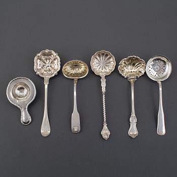 A lot of five silver sprinkle spoons ans a strainer, including IA Hamrin, Sundsvall, 1862.