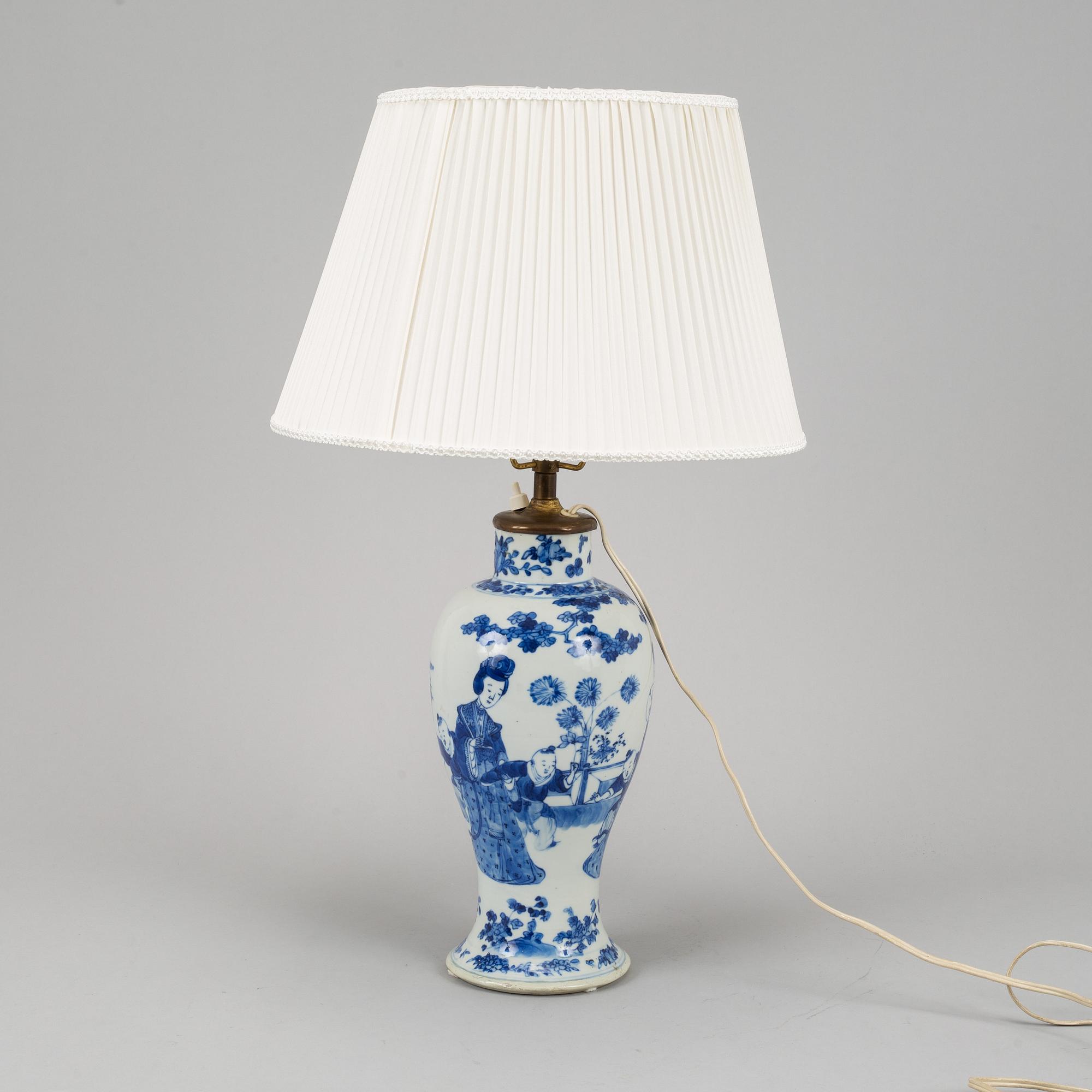 A blue and white figural vase turned into a table lamp, Qing dynasty, Guangxu (1872-1908).