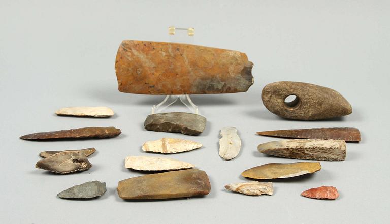 PARTI YXOR samt KNIVAR,  ca 16 st, bl a flinta, stenålder.