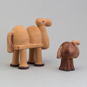 LISA LARSON, figurin, stengods, "Kamel" ur serien "Jura" samt "Dromedar" ur serien "Menagerie", Gustavsberg.