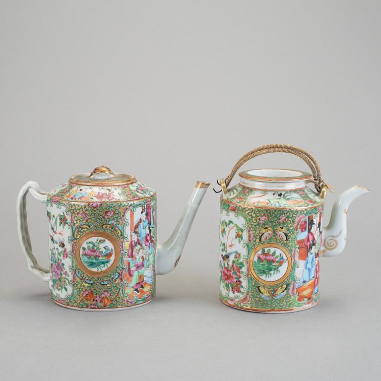 TEKANNOR, 2 st, porslin, Kina, omkring 1900.