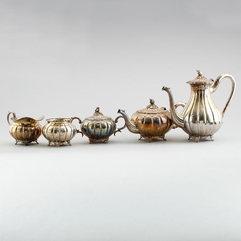 TE- OCH KAFFESERVIS, 5 delar, silver, 1900-talets första hälft. Vikt ca 2180 gram.