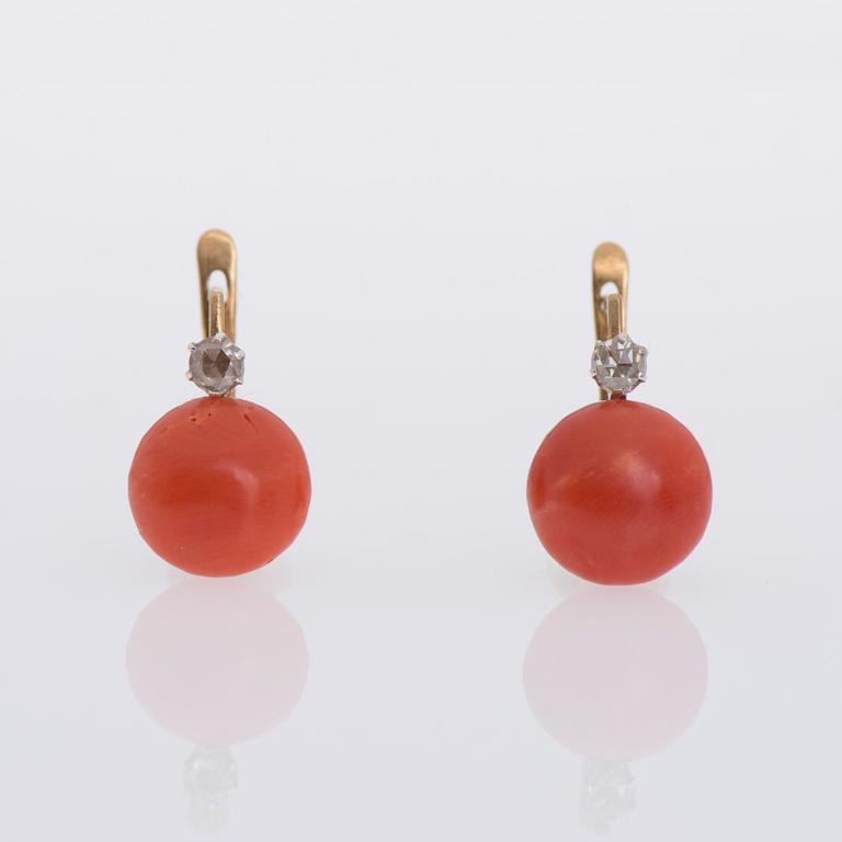 ÖRHÄNGEN, 14K guld samt silver, koraller tot. ca 7 ct, diamanter tot 0,15 ct, ryska stämplar. Tot vikt 4,3 g.