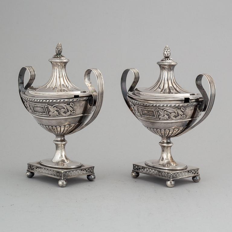 SAMUEL PETTERSSON, sockerskålar med lock, ett par, silver, Linköping 1887.
