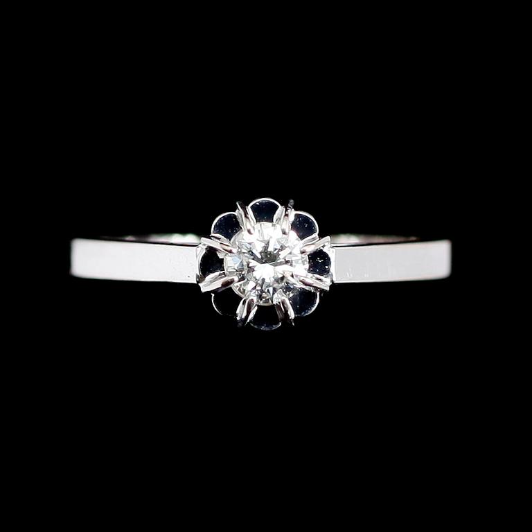 RING, 18 k vitguld, 1981, med briljant 0.16 ct enligt gravyr. Total vikt ca 2 g.