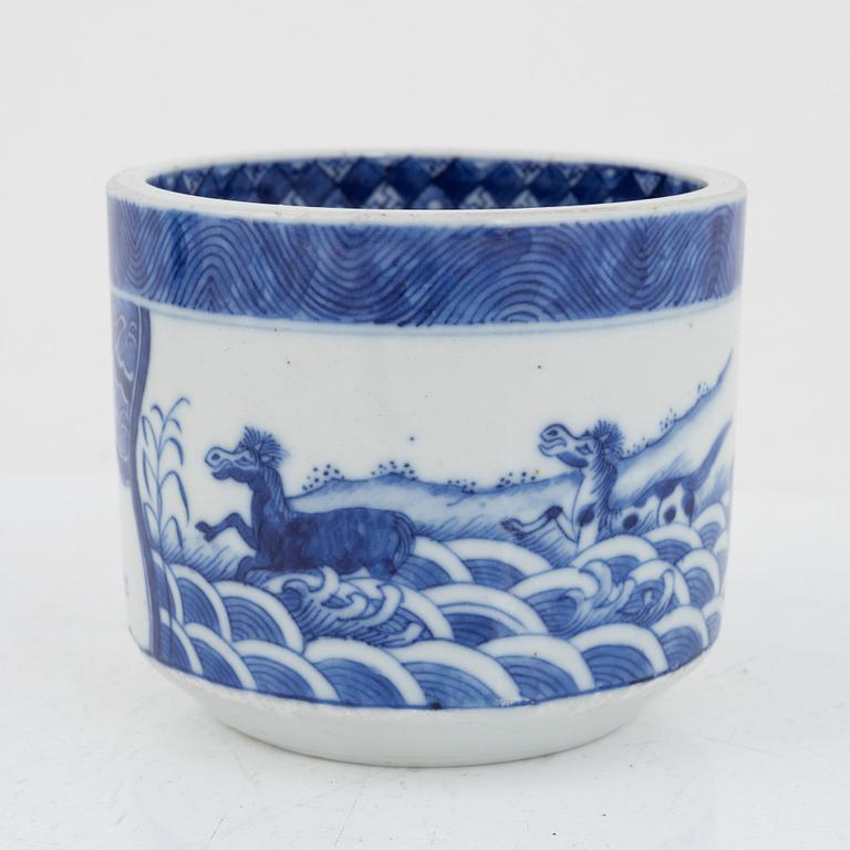 A blue and white Chinese porcelain pot, Qing dynasty, Daoguang (1821-1850).