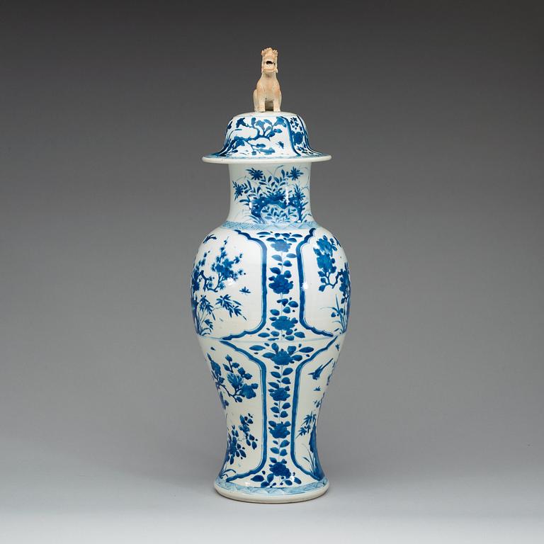 A large blue and white vase, Qing dynasty, Kangxi (1662-1722).