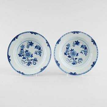 A pair of blue and white Chinese porcelain plates from Qing Dynasty, Qinalong period.