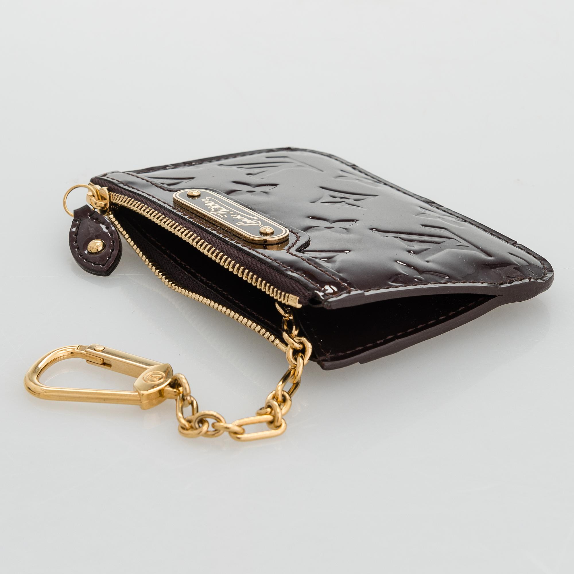 LOUIS VUITTON, nyckelringar 3 st samt plånbok.