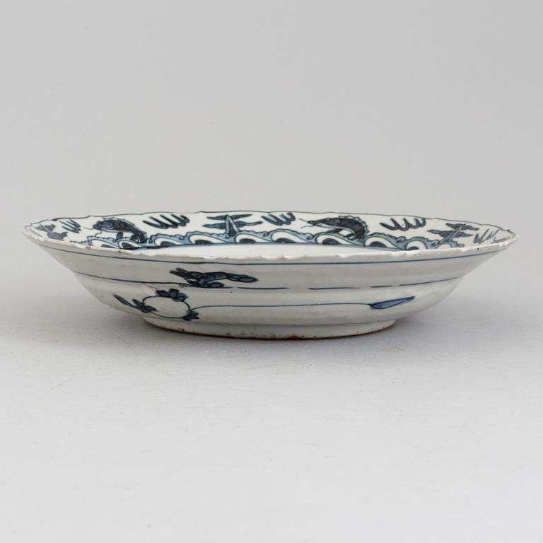 A Chinese porcelin bowl, 20th century.